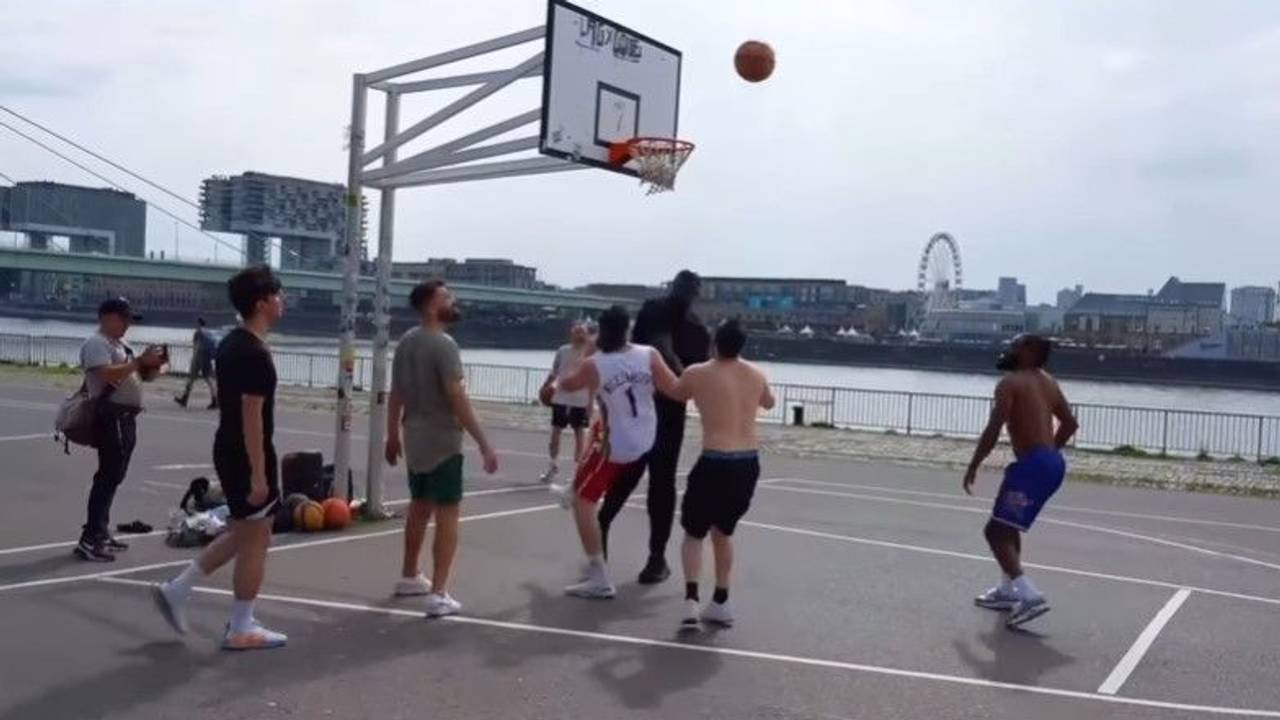 Shaquille O'Neill (direkt unterm Korb) spielte auf der Deutzer Freiheit in Köln Basketball.