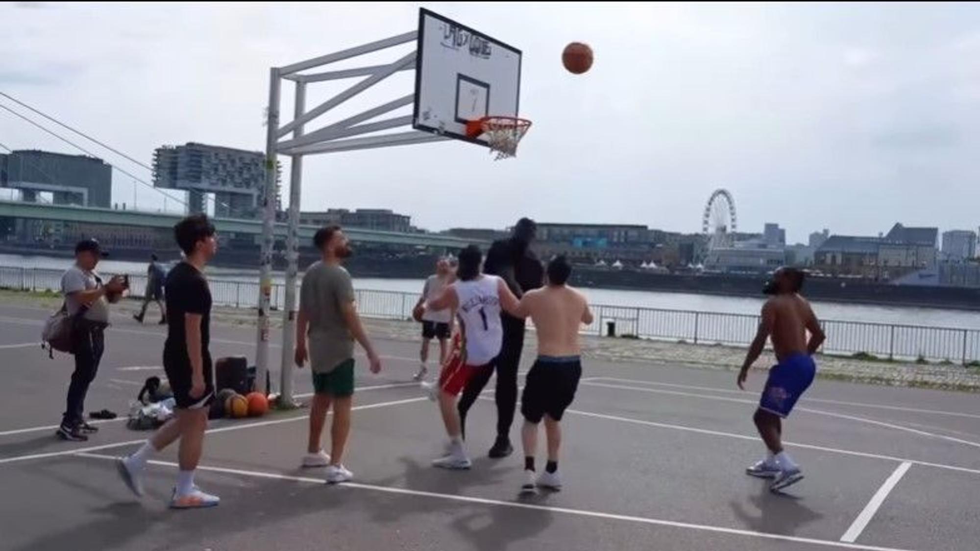 Shaquille O'Neill (direkt unterm Korb) spielte auf der Deutzer Freiheit in Köln Basketball.