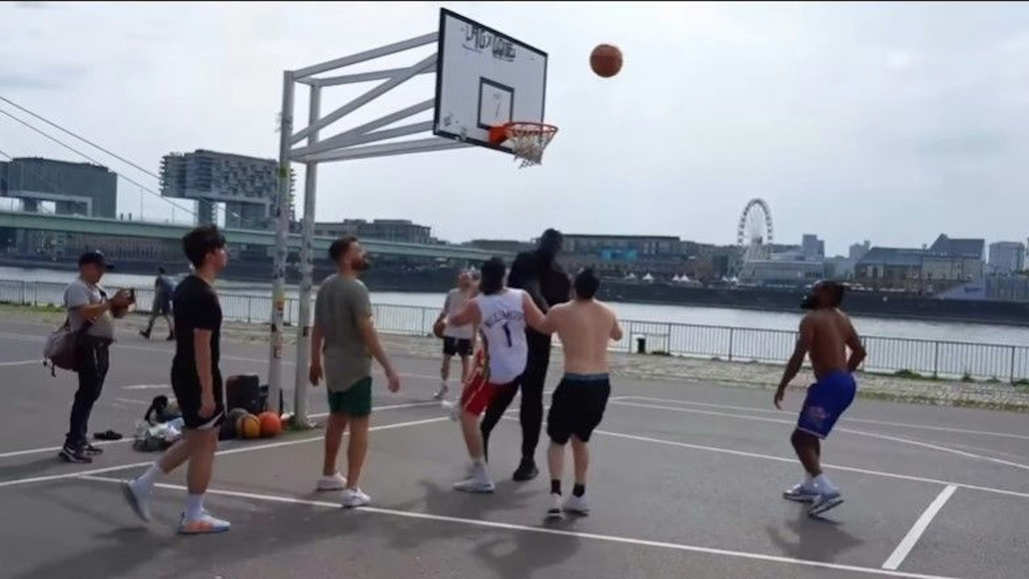 Shaquille O'Neill (direkt unterm Korb) spielte auf der Deutzer Freiheit in Köln Basketball.