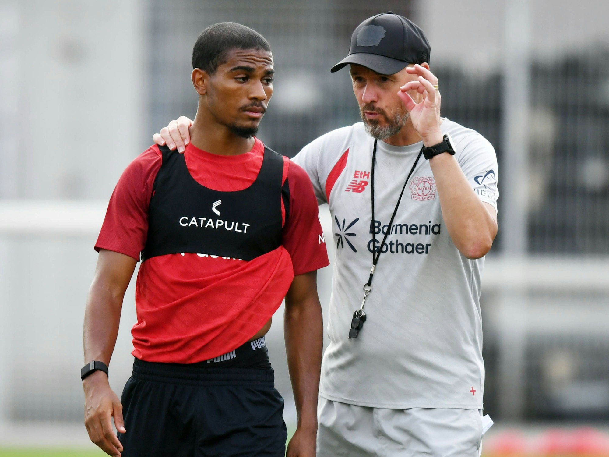 Erik ten Hag spricht im Training mit Amine Adli.