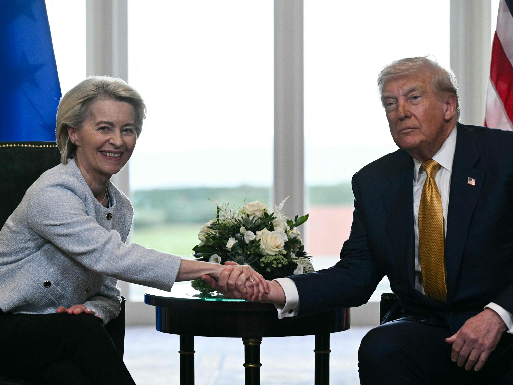 EU-Kommissionspräsidentin Ursula von der Leyen und US-Präsident Donald Trump schütteln sich am Sonntag (27. Juli 2025) in Turnberry die Hände.