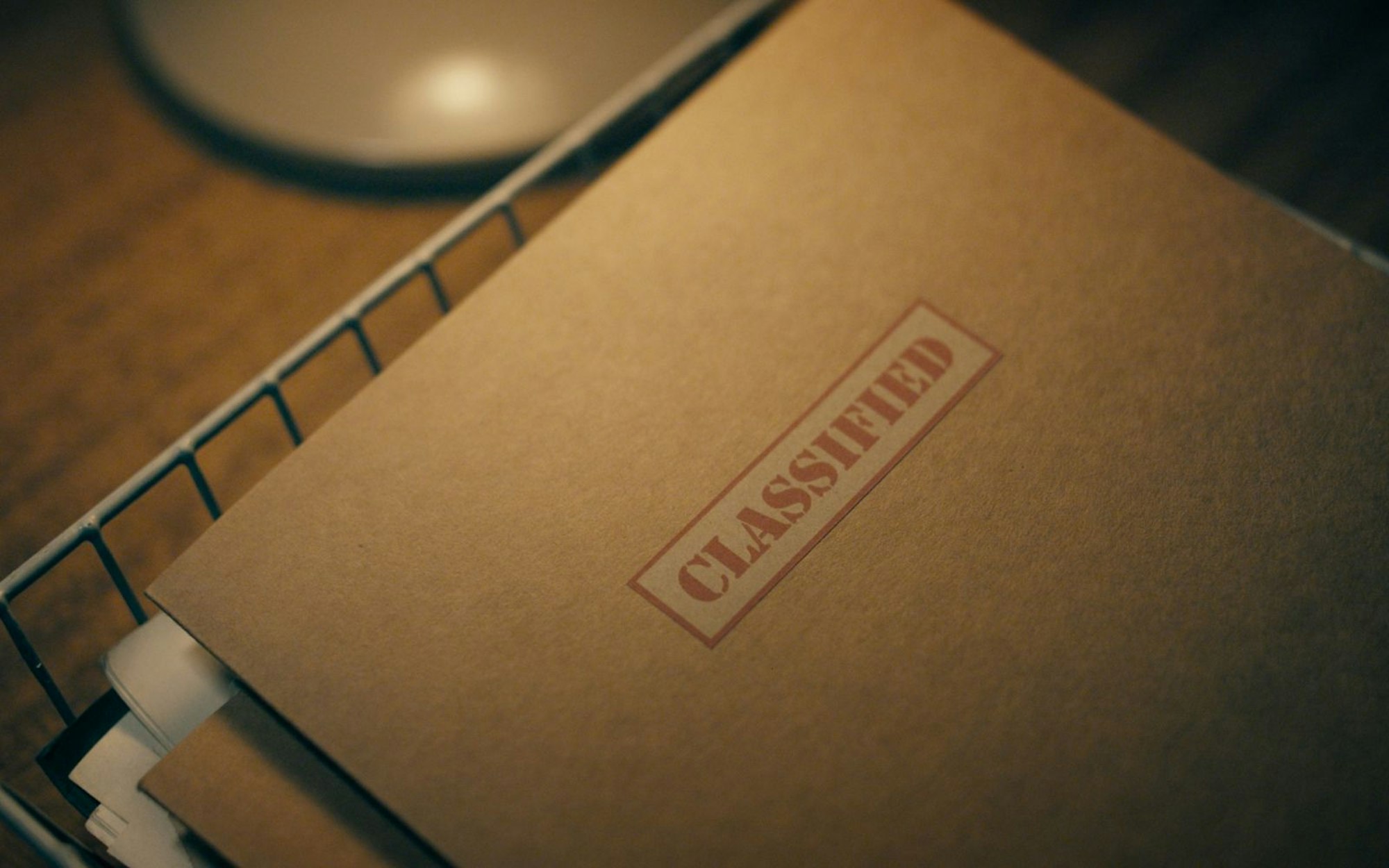 „Classified“, das riecht nach Mystery und Verschwörung. Hinter dem Stempel verbergen sich oft haarsträubende, aber eben tatsächliche Ereignisse aus der US-Geschichte. In „Secrets Declassified mit David Duchovny“ im History Channel verrät der Blick in die mittlerweile öffentlichen Akten, was an wilden Theorien wirklich dran ist. (Bild: The HISTORY Channel / A+E Global Media)
