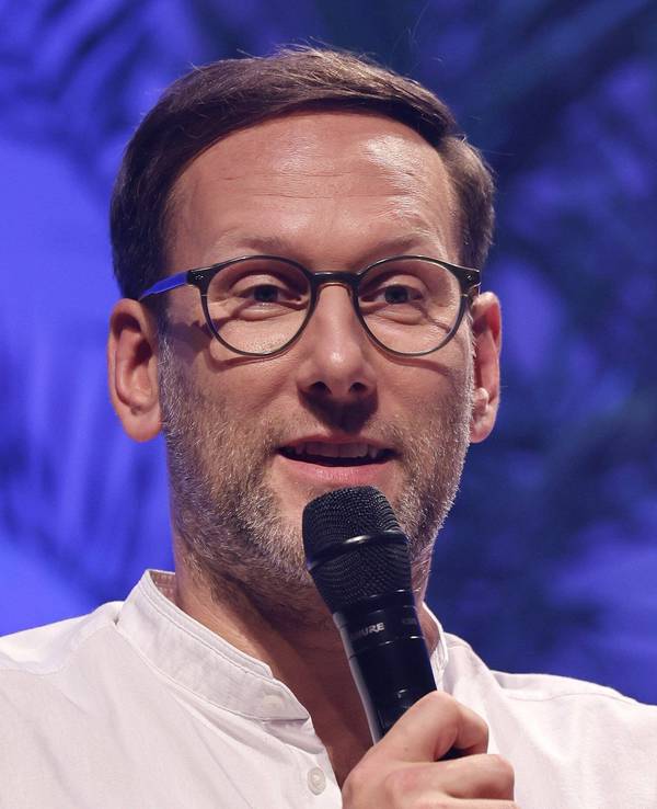 Simon Beeck auf der Bühne beim Grimme Online Award.
