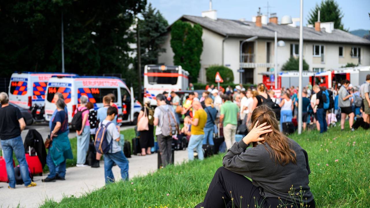 Zahlreiche Menschen stehen an einem Sammelplatz.