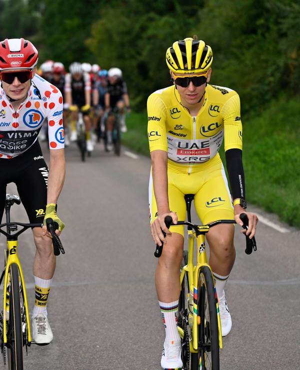 Florian Lipowitz posiert auf dem Rad mit Tour-Sieger Tadej Pogacar und dem Zweitplatzierten Jonas Vingegaard.