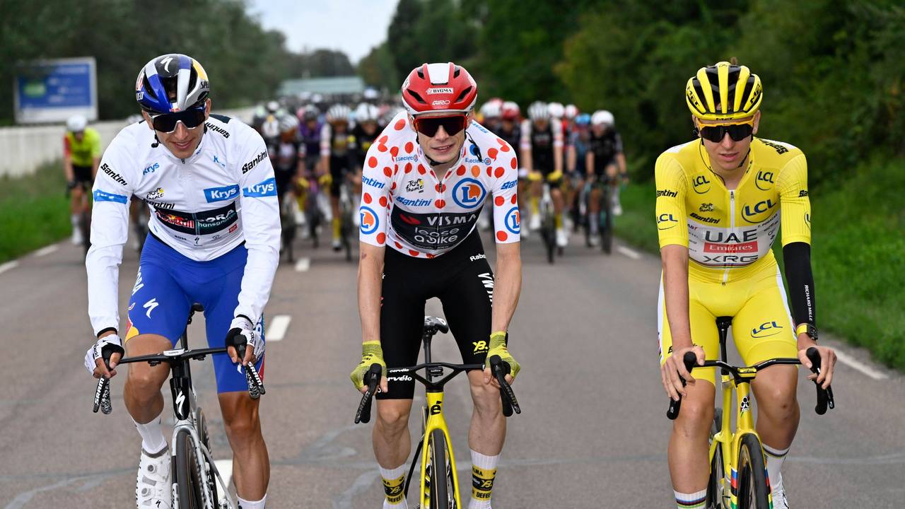 Florian Lipowitz posiert auf dem Rad mit Tour-Sieger Tadej Pogacar und dem Zweitplatzierten Jonas Vingegaard.