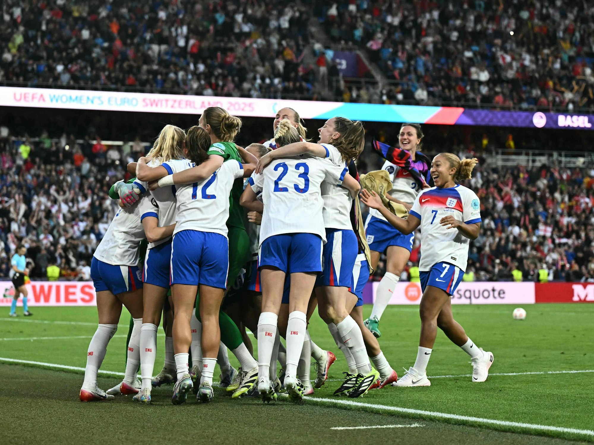 Die englischen Spielerinnen jubeln nach dem Ende des Elfmeterschießens geneinsam.