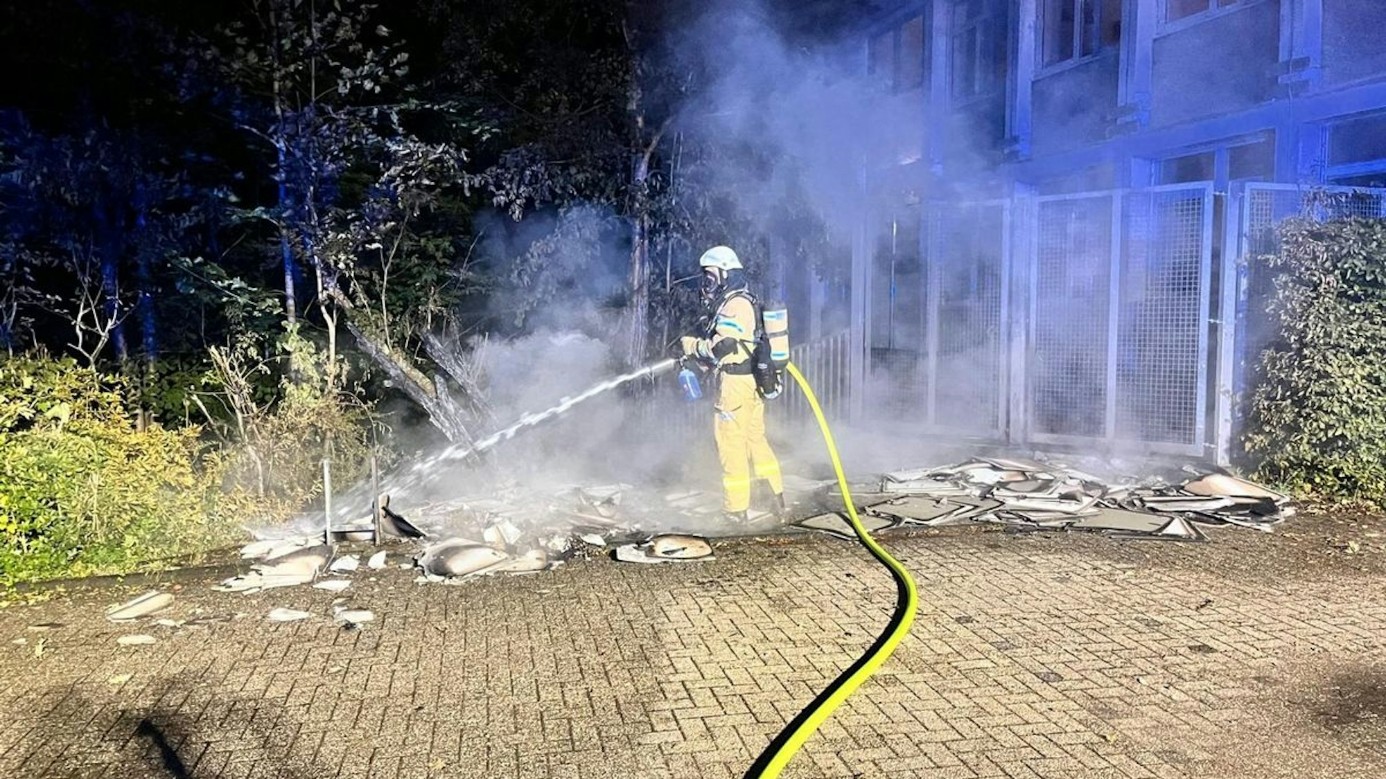 Zwei nächtliche Einsätze für die Feuerwehr Bergisch Gladbach - Mülltonnenbrand und Kabelbrand in Bürogebäude