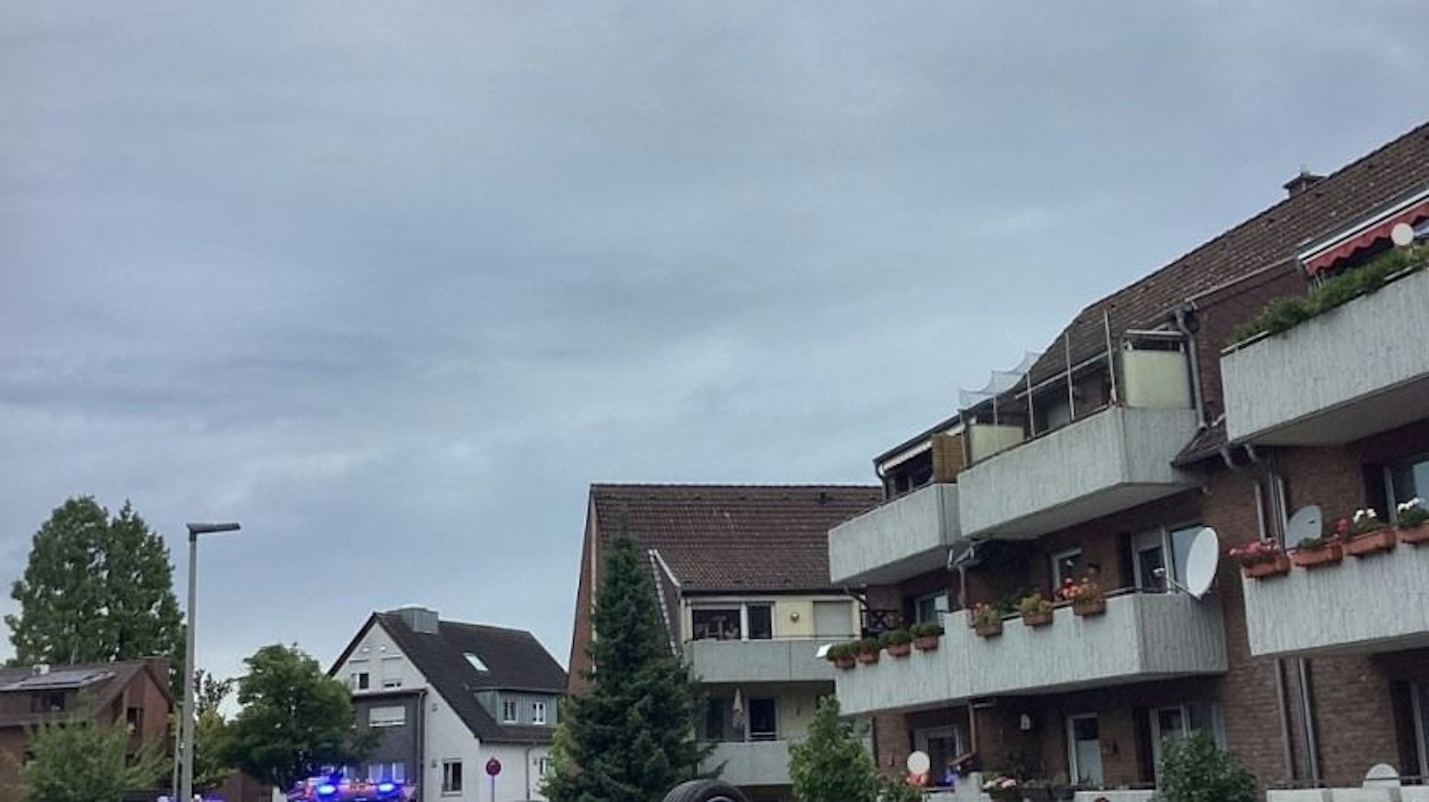 Ein auf dem Dach liegendes Unfallauto auf der Sperberstraße.