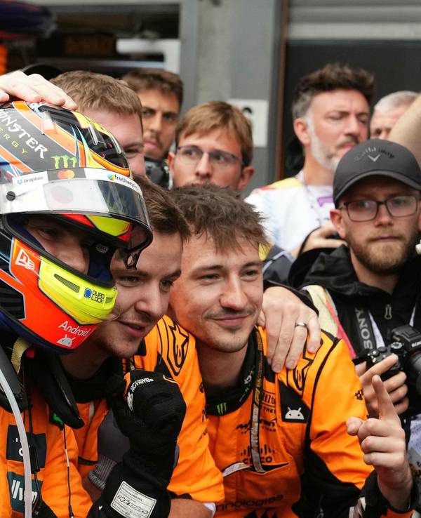 Oscar Piastri jubelt mit seinem Team.