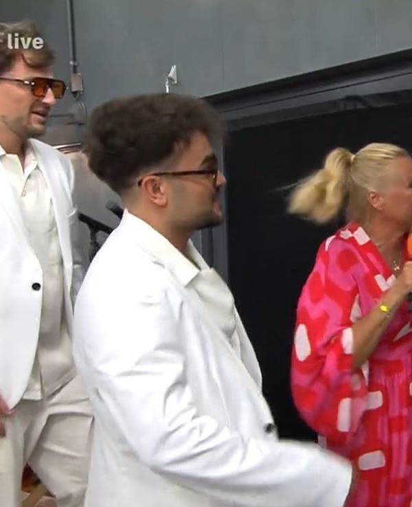 Schaut euch das an! Andrea Kiewel zeigt „Malle Anja“ den prasselnden Regen. Der ZDF-„Fernsehgarten“ musste kurzfristig aus dem Studio gesendet werden.