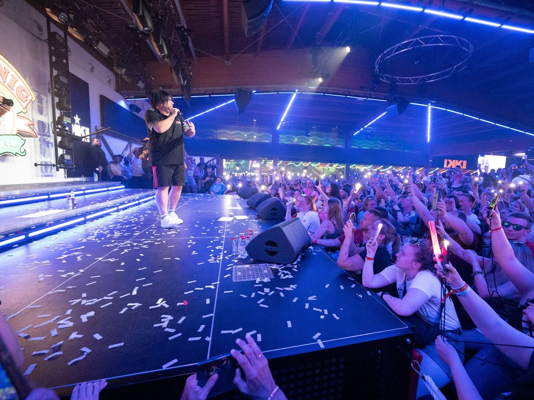 Ikke Hüftgold, alias Matthias Distel, beim Opening im Bierkönig im April 2025.