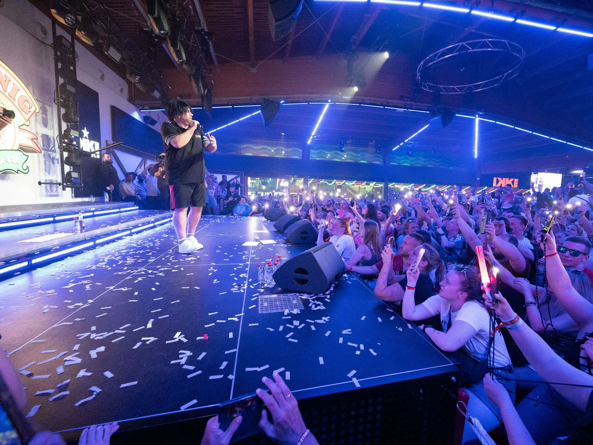 Ikke Hüftgold, alias Matthias Distel, beim Opening im Bierkönig im April 2025.