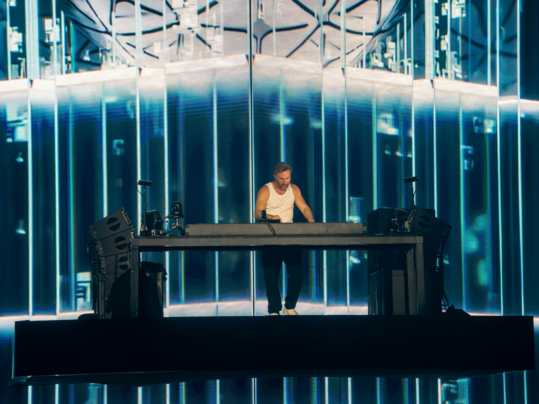 Star-DJ David Guetta steht auf einer Empore in der Merkur Spiel-Arena in Düsseldorf.