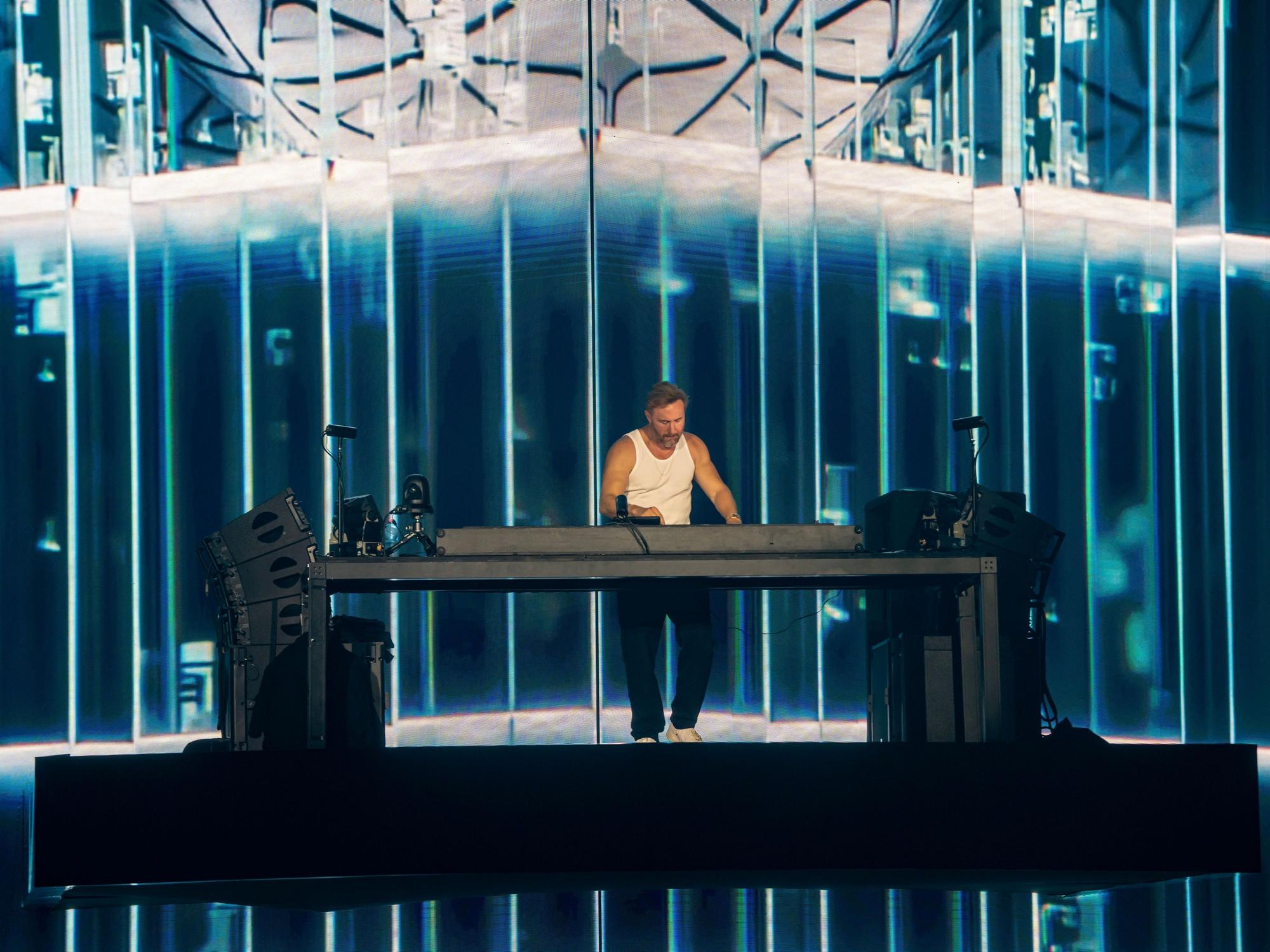 Star-DJ David Guetta steht auf einer Empore in der Merkur Spiel-Arena in Düsseldorf.