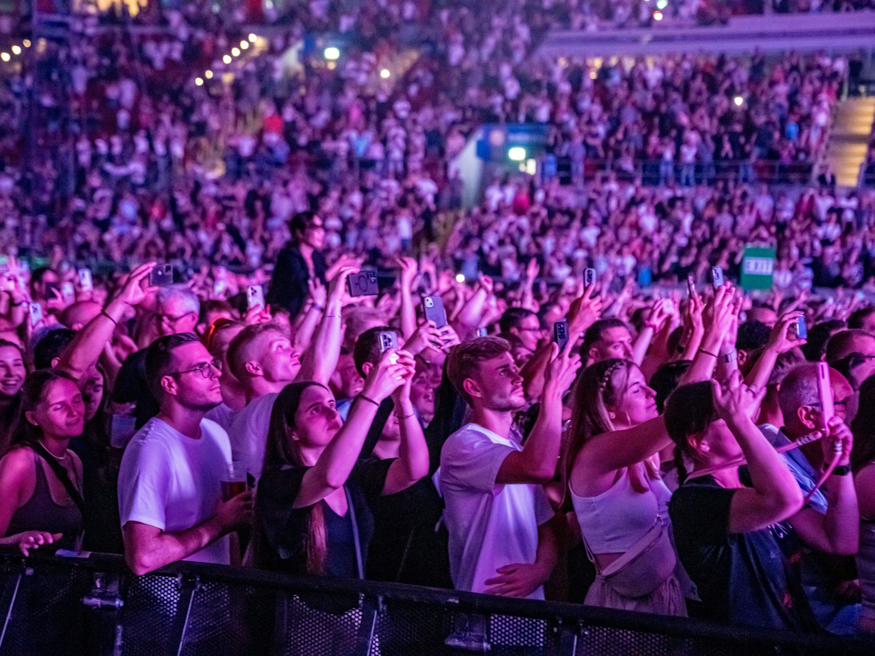 Fans von Star-DJ David Guetta in der Merkur Spiel-Arena in Düsseldorf.