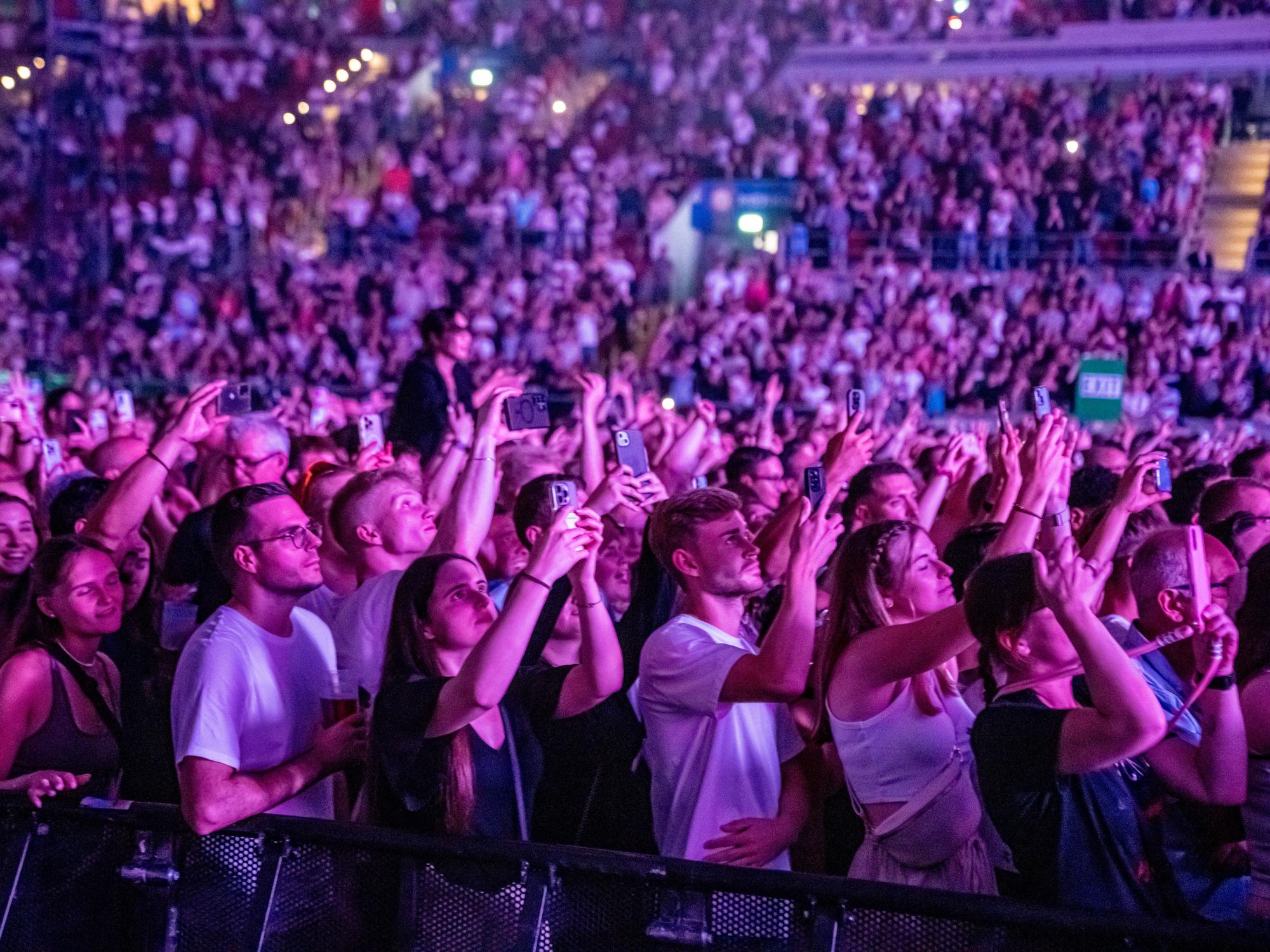 Fans von Star-DJ David Guetta in der Merkur Spiel-Arena in Düsseldorf.