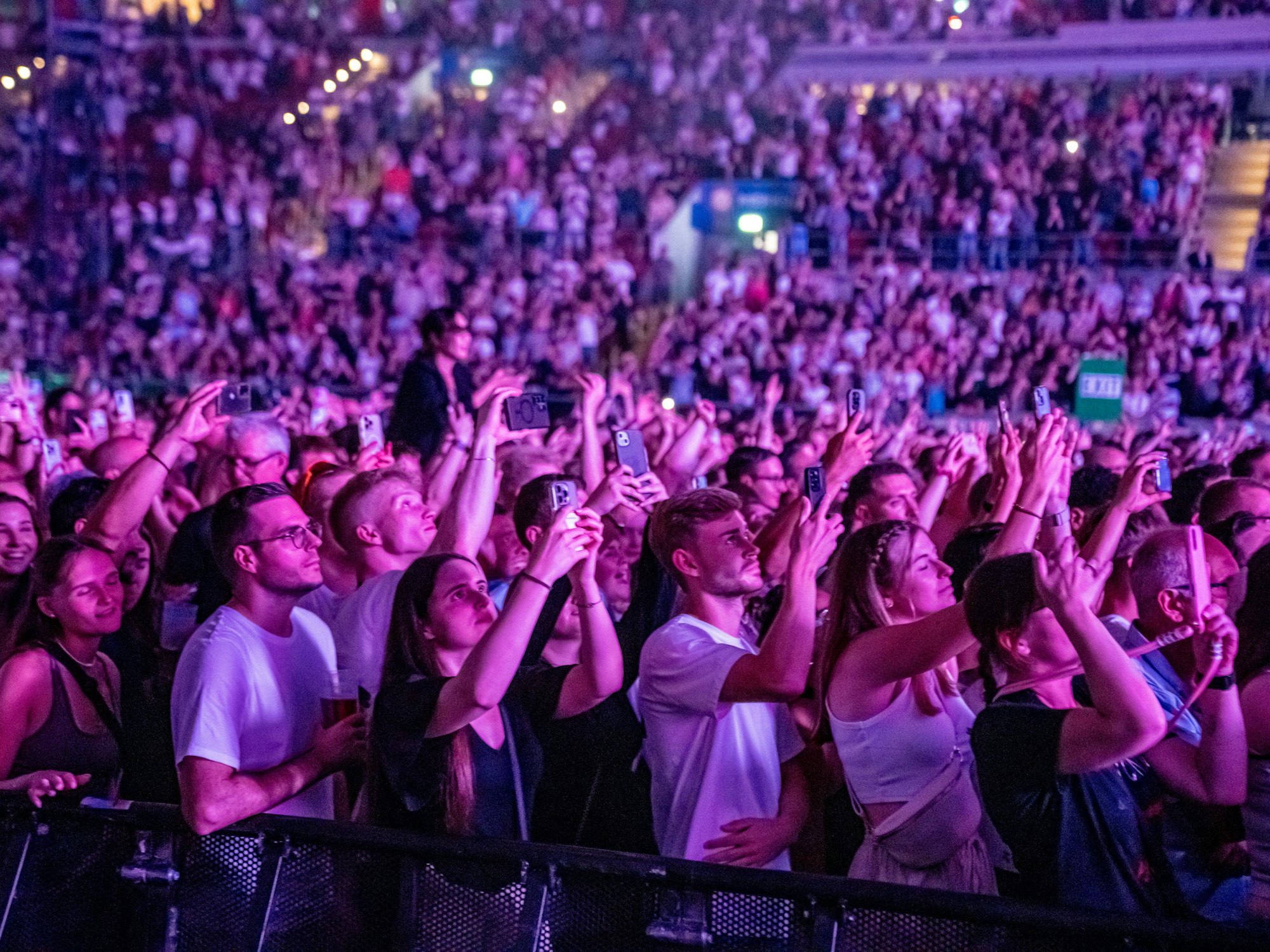 Fans von Star-DJ David Guetta in der Merkur Spiel-Arena in Düsseldorf.