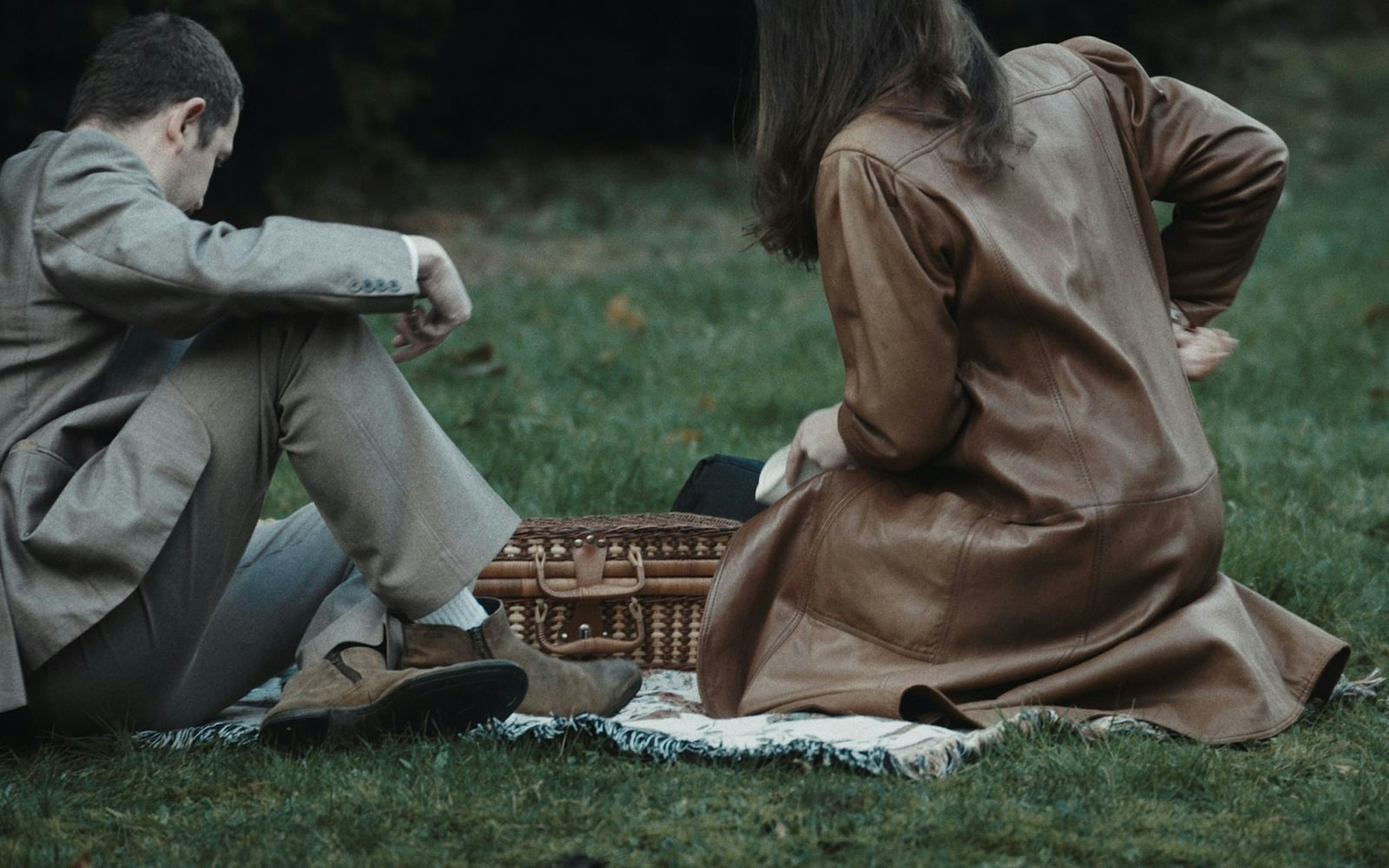 Zwei Personen, ein langer Ledermantel, ein Picnic-Korb: Für die an Agenten-Thrillern wie „Argo“ geschulte Spürnase riecht das nach verdeckter Operation und Verschwörung. In „Secrets Declassified mit David Duchovny“ interessiert aber die echte Geschichte hinter der Hollywood-Adaption. (Bild: The HISTORY Channel / A+E Global Media)