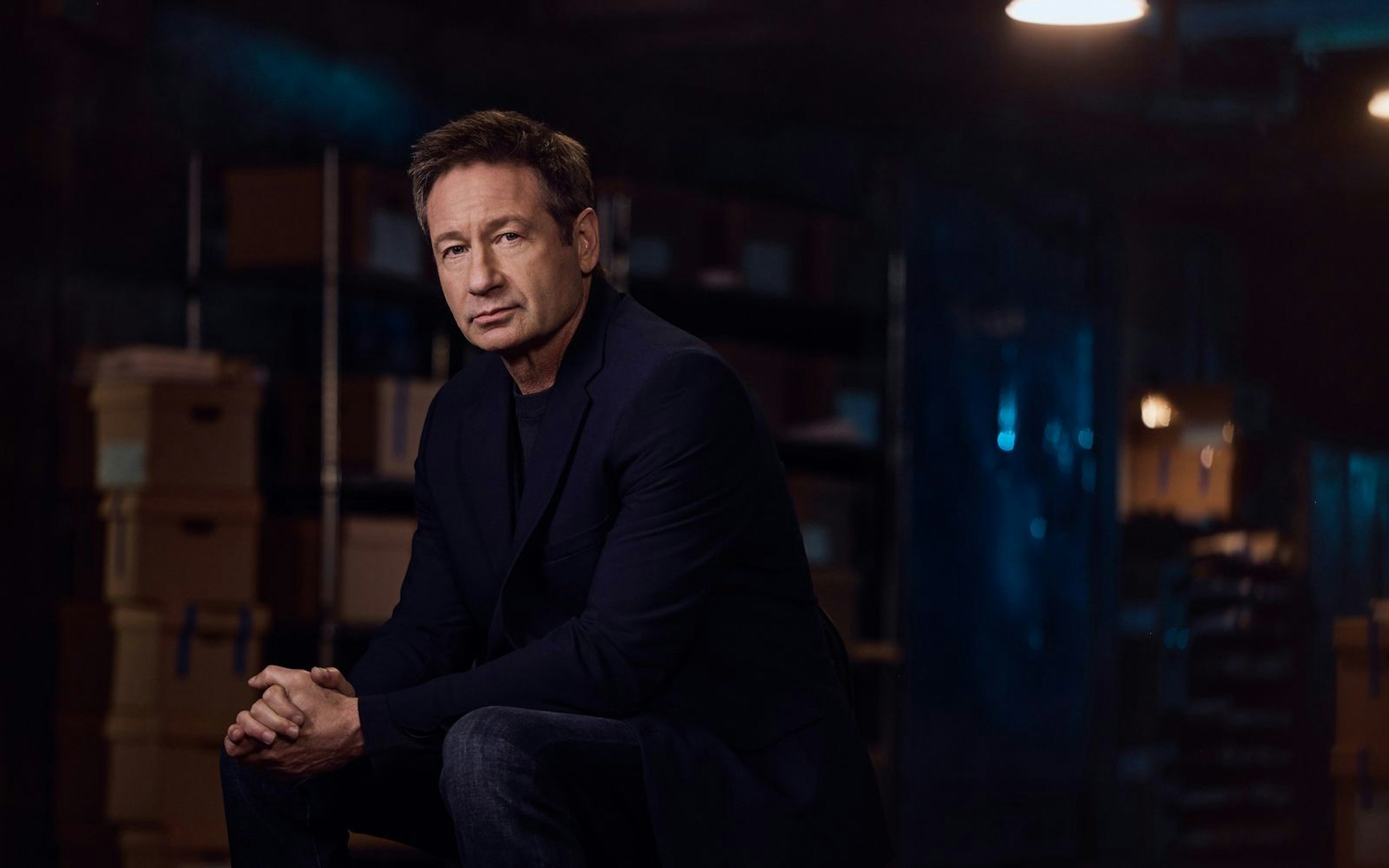 Die Kartons mit Akten hat David Duchovny (Foto) vermutlich nicht selbst durchforstet. In „Secrets Declassified mit David Duchovny“ präsentiert er, was drinsteht. Von geplanten Diktatoren-Morden bis zu geheimer Waffenforschung. Zu sehen gibt es das ab 30. Juli, 20.15 Uhr, im History Channel und im Stream bei HISTORY Play und WOW bei Sky. (Bild: The HISTORY Channel / A+E Global Media)