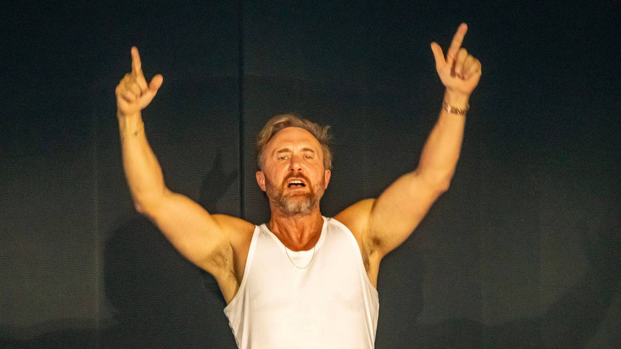 Star-DJ David Guetta steht auf einer Empore in der Merkur Spiel-Arena in Düsseldorf.