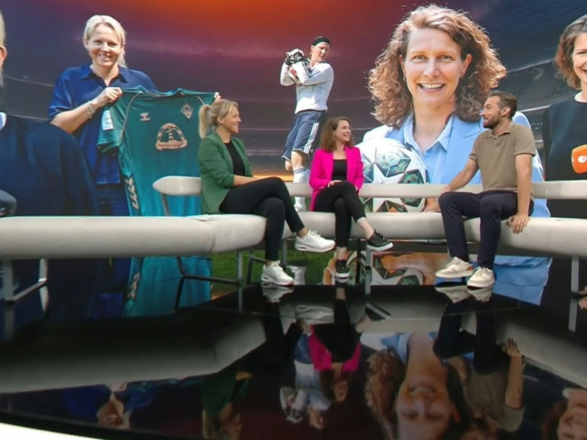 Sven Voss vor dem EM-Finale mit den beiden Expertinnen Kathrin Lehmann und Fritzy Kromp.