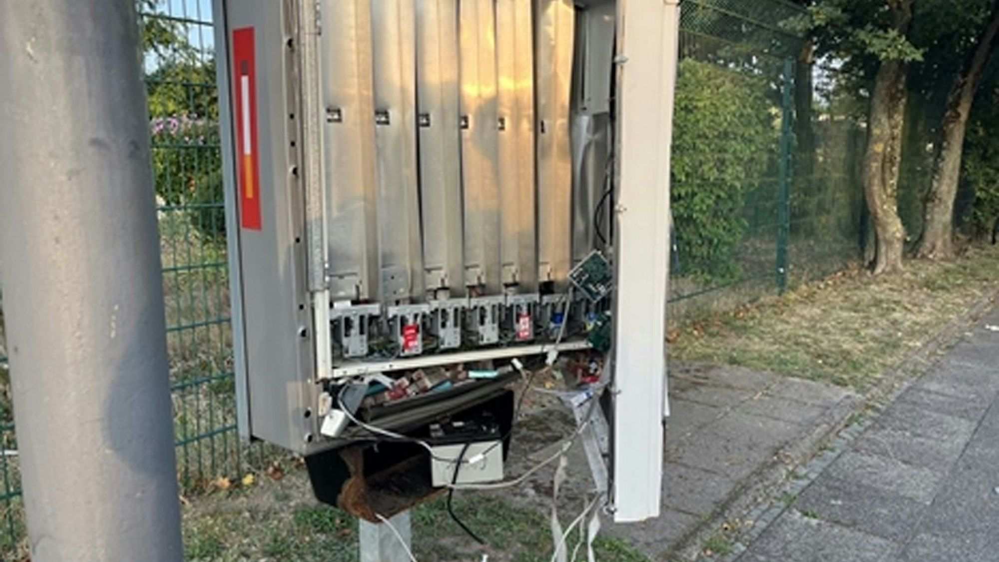 Ein stark beschädigter, aufgesprengter Zigarettenautomat.