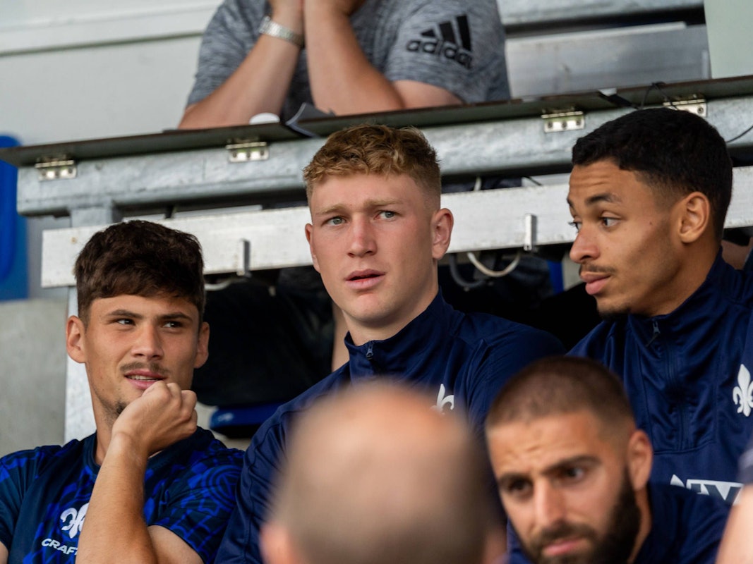 Clemens Riedel sitzt auf der Ersatzbank bei Darmstadt 98.