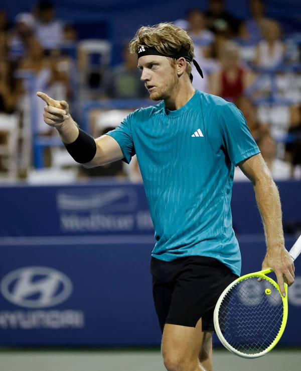 Alejandro Davidovich beim ATP-Turnier in Washington auf dem Tennisplatz.
