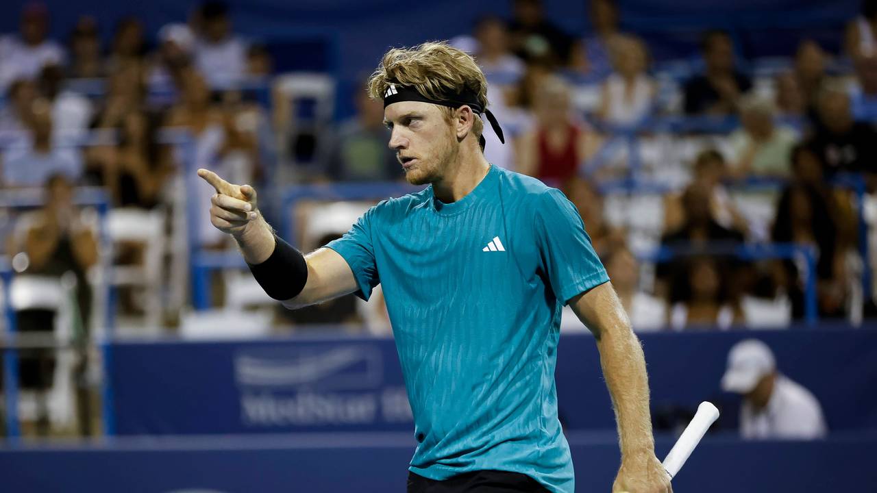 Alejandro Davidovich beim ATP-Turnier in Washington auf dem Tennisplatz.