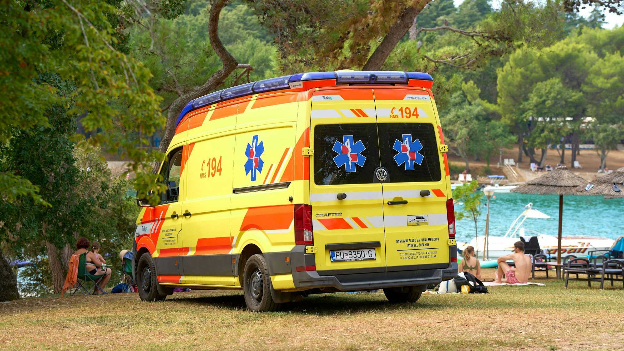Ein kroatischer Krankenwagen am Strand