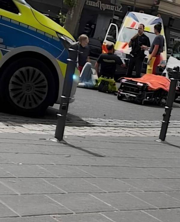 Ein Mann liegt am Boden, vor ihm knien und stehen mehrere Einsatzkräfte.