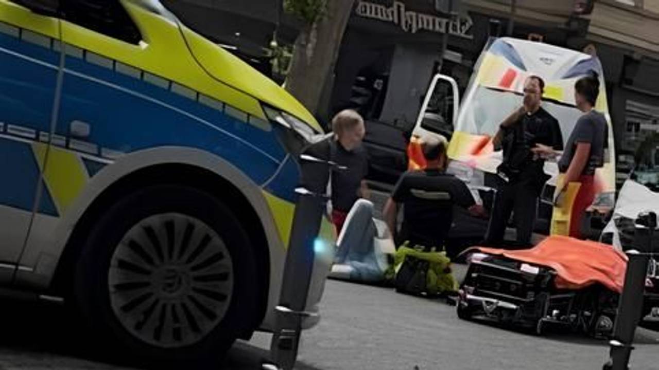 Ein Mann liegt am Boden, vor ihm knien und stehen mehrere Einsatzkräfte.