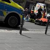 Ein Mann liegt am Boden, vor ihm knien und stehen mehrere Einsatzkräfte.