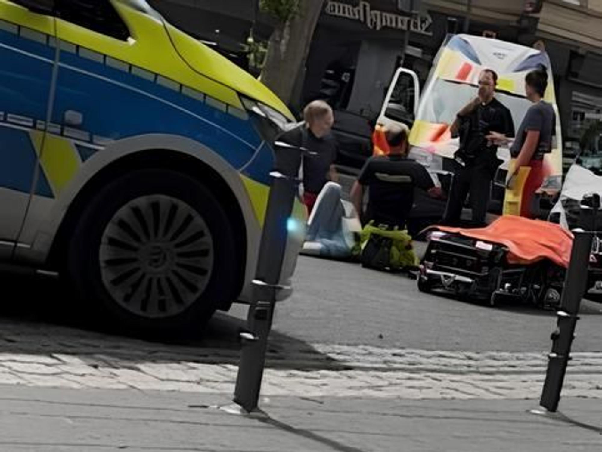 Ein Mann liegt am Boden, vor ihm knien und stehen mehrere Einsatzkräfte.