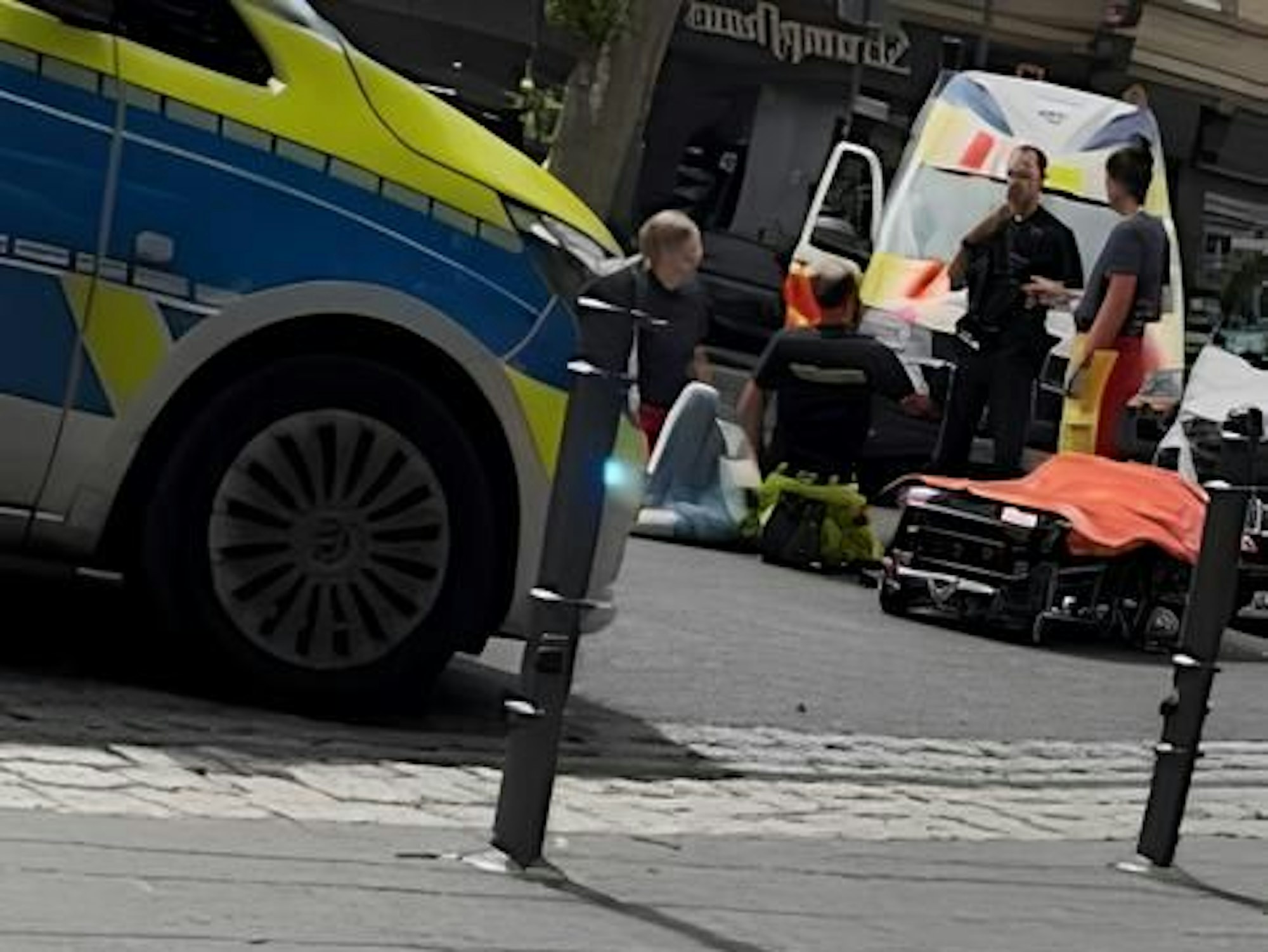 Ein Mann liegt am Boden, vor ihm knien und stehen mehrere Einsatzkräfte.