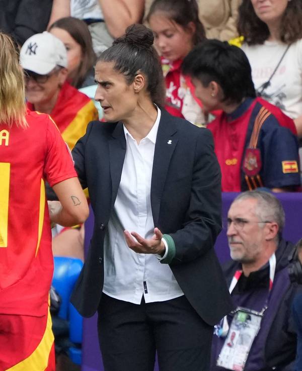 Spanien-Trainerin Montse Tomé gibt im EM-Finale der Frauen zwischen Spanien und England Anweisungen an Alexia Piutellas und Aitana Bonmatí.