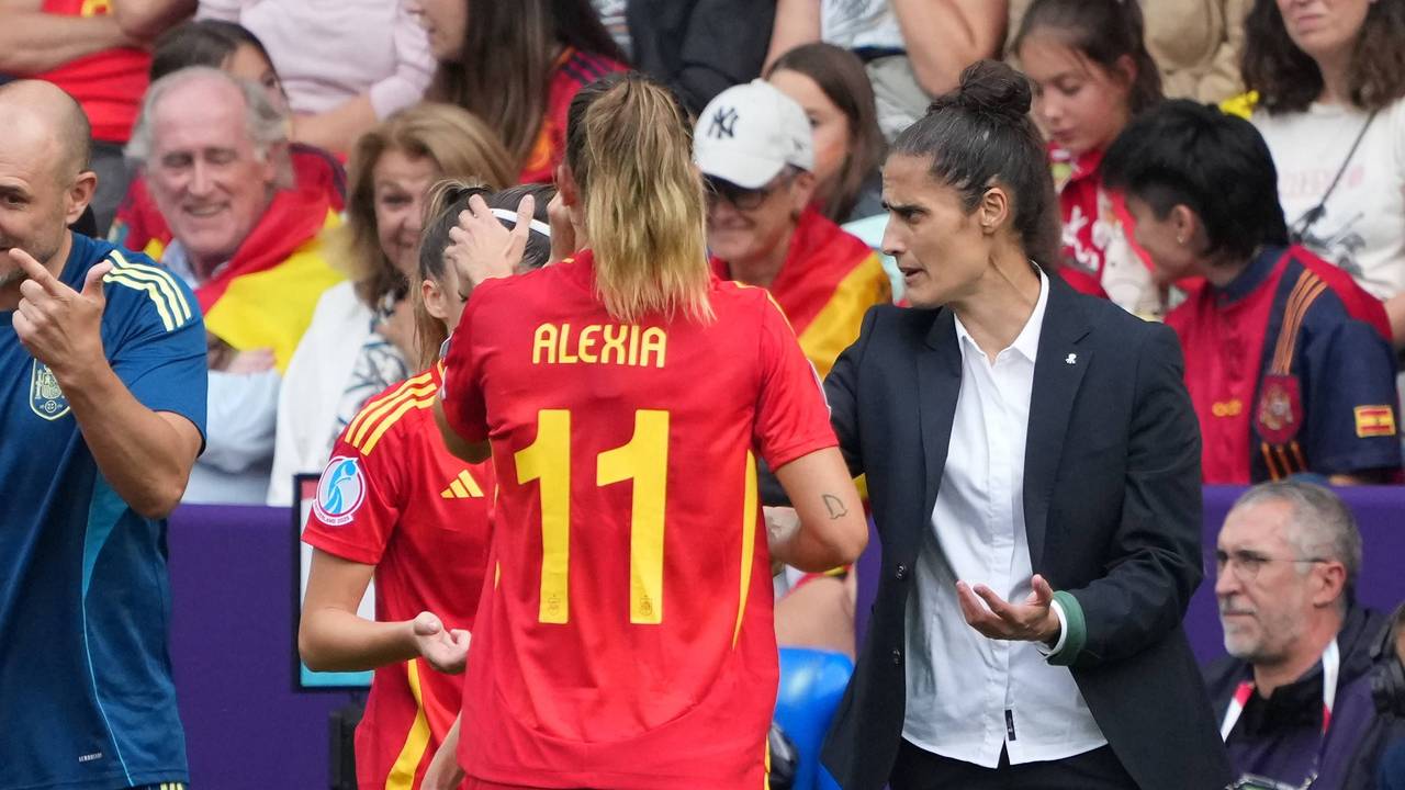 Spanien-Trainerin Montse Tomé gibt im EM-Finale der Frauen zwischen Spanien und England Anweisungen an Alexia Piutellas und Aitana Bonmatí.