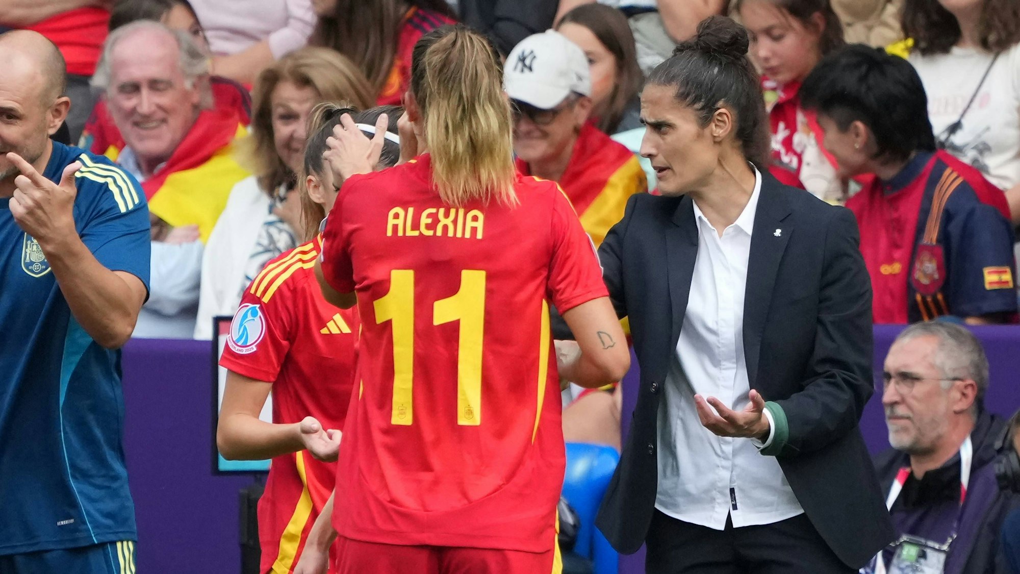 Montse Tomé spricht mit Alexia Putellas und Aitana Bonmatí im EM-Finale.