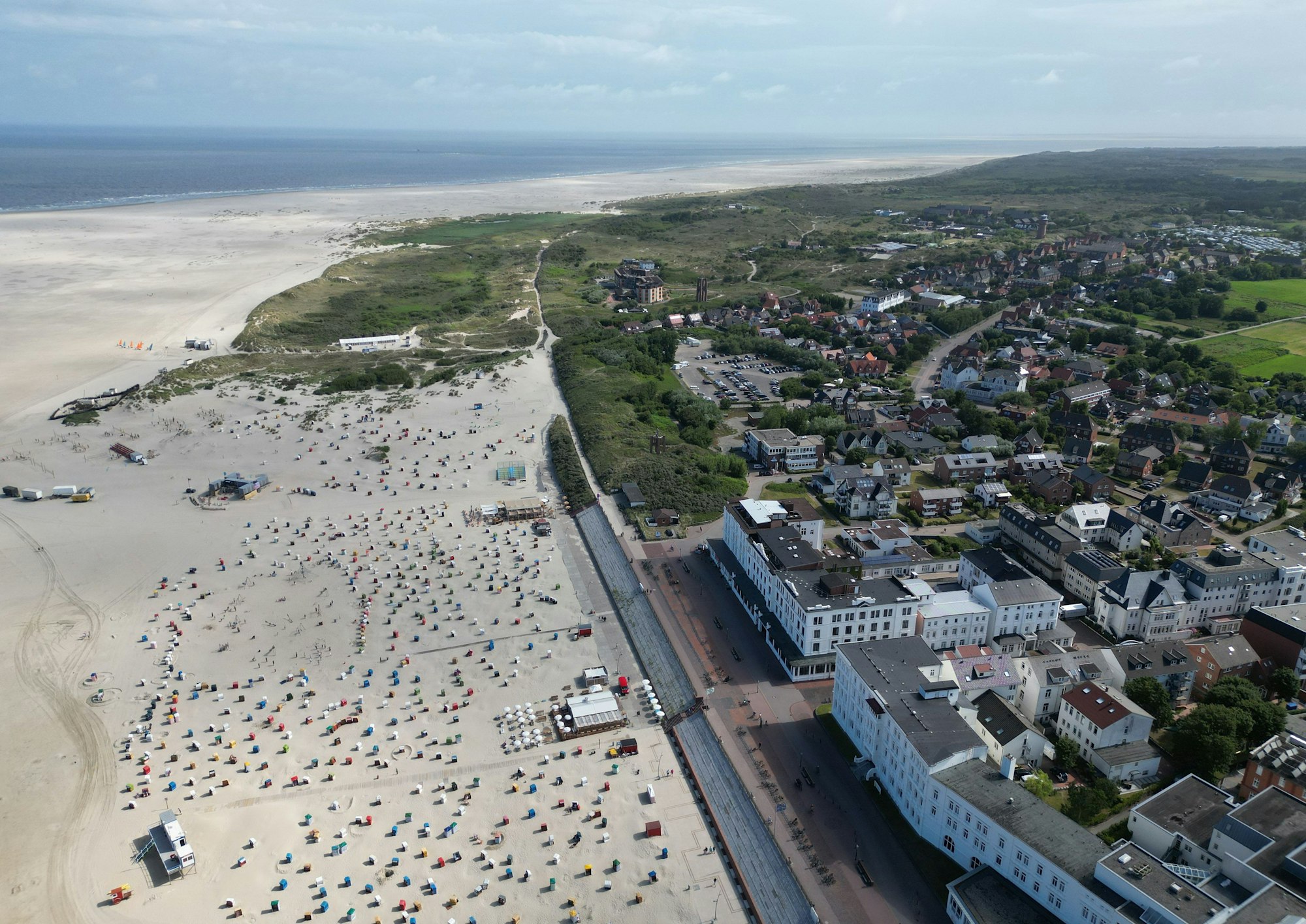 Beim Besuch eines Schwimmbads auf Borkum ist ein Junge aus Köln schwer verunglückt.