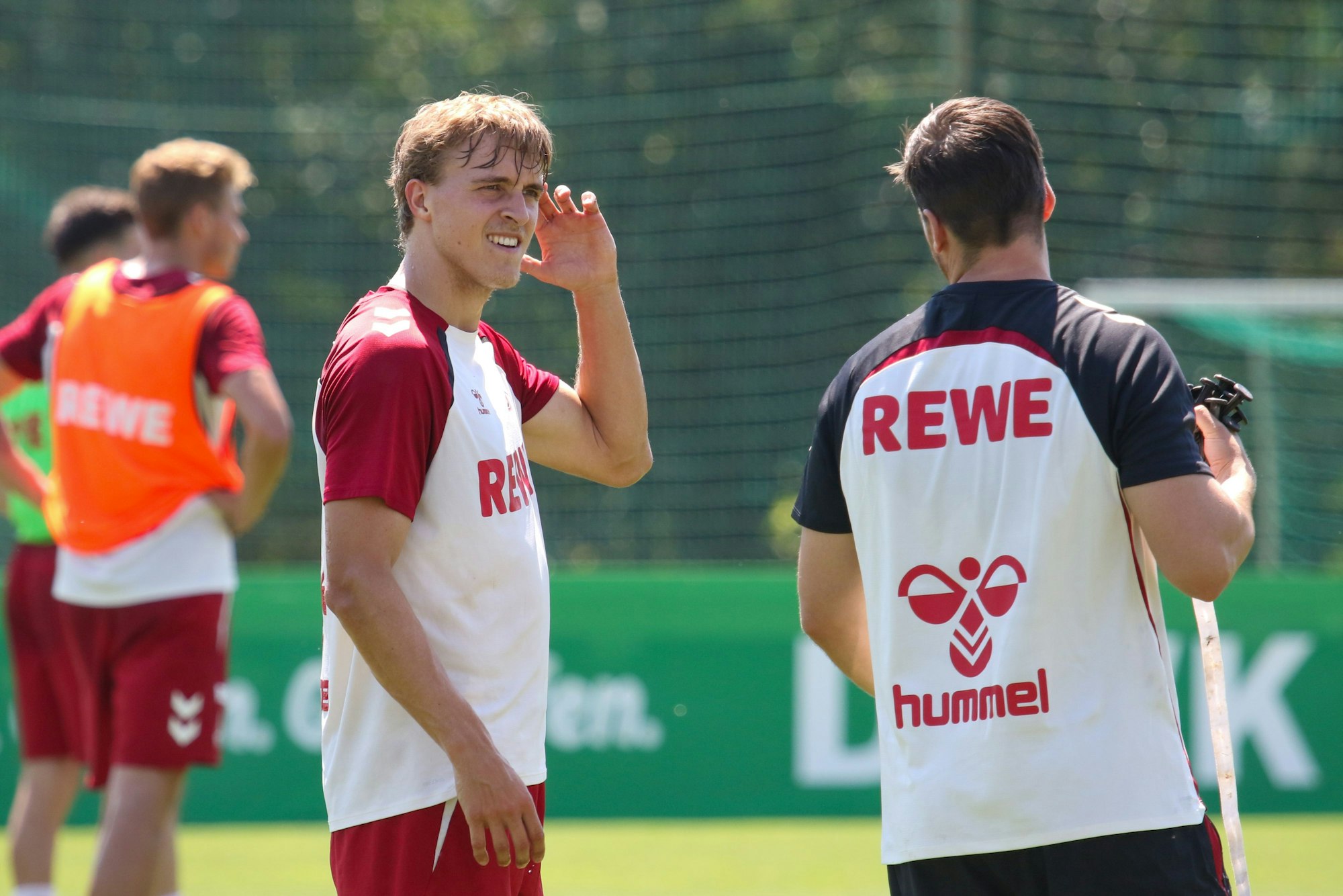 Timo Hübers spricht im Trainingslager mit Max Weuthen.