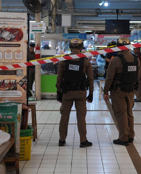 Polizisten einer Spezialeinheit an einem Tatort auf einem Markt in dem laut Polizei sechs Menschen durch einer Schüsse ums Leben gekommen sind.