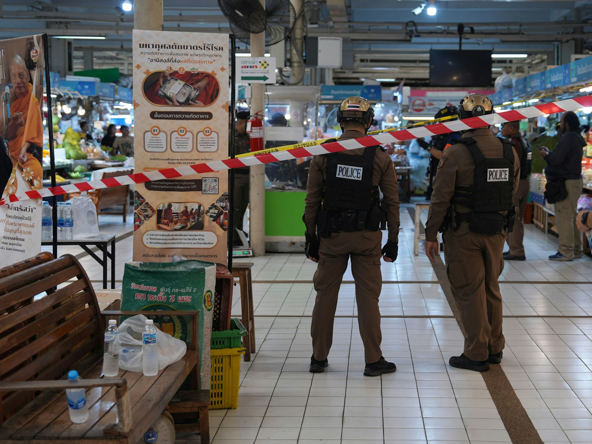 Polizisten einer Spezialeinheit an einem Tatort auf einem Markt in dem laut Polizei sechs Menschen durch einer Schüsse ums Leben gekommen sind.