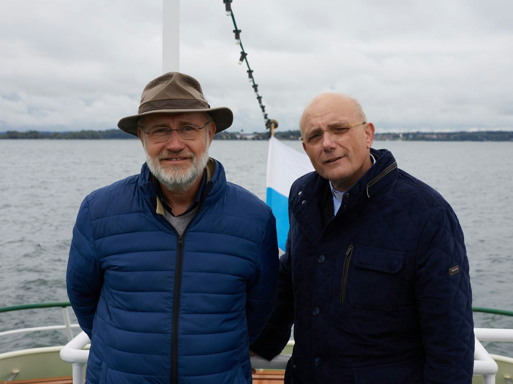 Theologe trifft Naturwissenschaftler: In der ZDF-Reihe „Lesch sieht Schwartz“ diskutiert Harald Lesch (links) mit dem Theologen Thomas Schwartz über die großen Fragen des Lebens. (Bild: ZDF/THOMAS BRESINSKY)