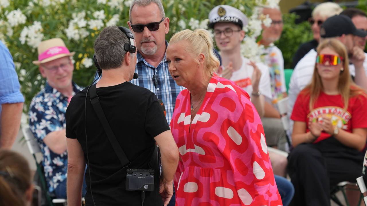Moderatorin Andrea Kiewel spricht im ZDF-„Fernsehgarten“ mit einem Produktionsmitarbeiter.