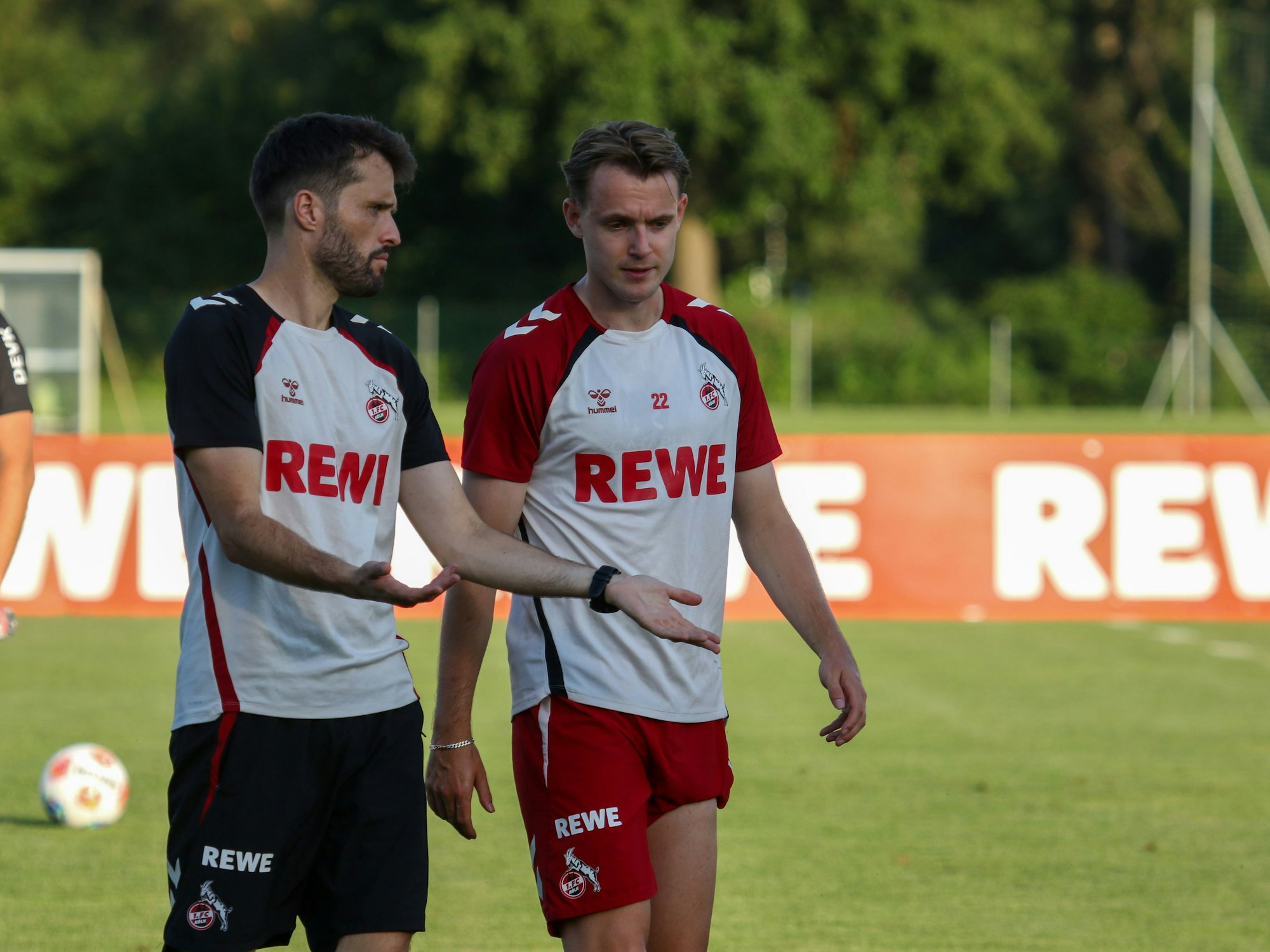 Jacob Christensen spricht mit Reha-Trainer Leif Frach.