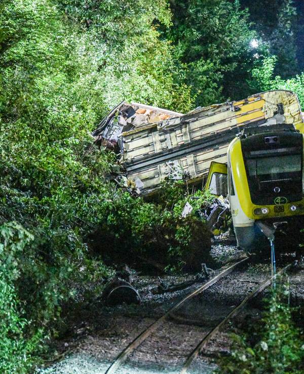 Der entgleiste Zug nach dem schweren Unfall am Sonntag im Landkreis Biberach.