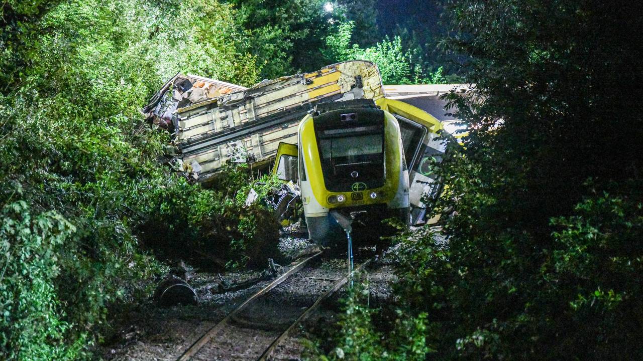 Der entgleiste Zug nach dem schweren Unfall am Sonntag im Landkreis Biberach.