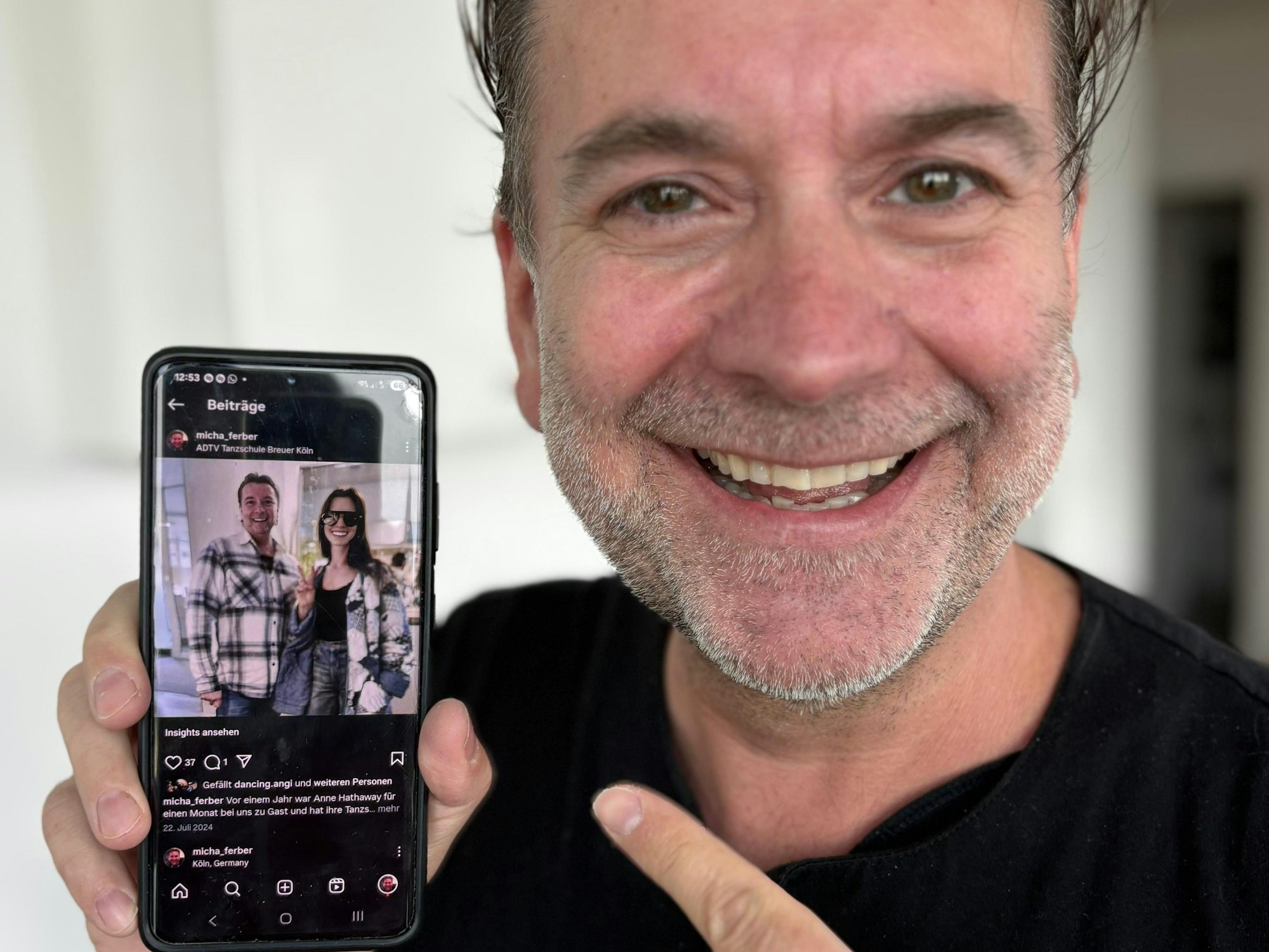 Michael Ferber zeigt ein Handyfoto.