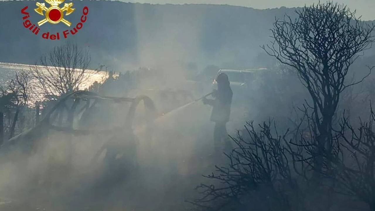 Die italienische Feuerwehr bei Löscharbeiten auf der italienischen Insel Sardinien in der Nähe von Cagliari.